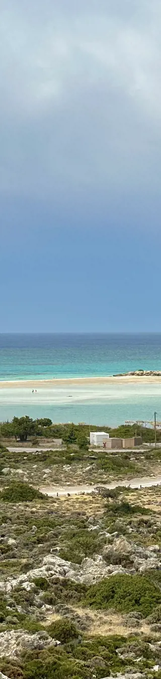 Spaziere auf pinkem Strand